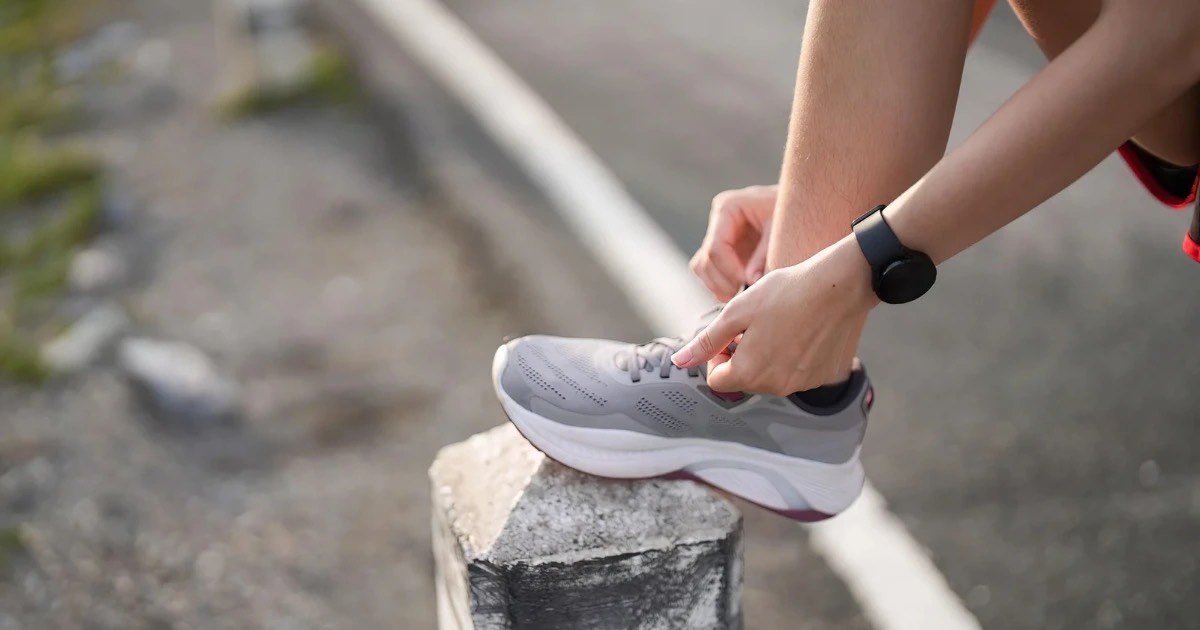 A picture of someone preparing to run to represent the relationship between mental health and physical fitness.